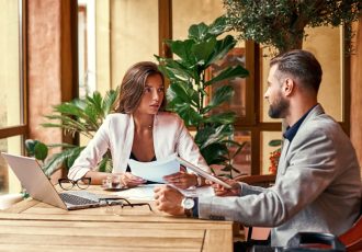 Business lunch. Business people sitting at table at restaurant looking at each other discussing project concentrated SSUCv3H4sIAAAAAAAACoRUu47bMBDsA+QfDNYRwjepK1OkC5A+SEFR1Jk4WTRE6pLD4f49a0nUUY6dFAbMGXF3OPt4/fjhcECNid6ih8Pr5QRn3/dTTKNJPgwA408rPrqhdWOJPI9M4hJwrU9h9KYvwcYkexzMyQE4TH1/gd9mEsVk0hRdLLITysYOzixfN705vZRA4x9jCvbpfAwplIQ1w22idecQfZrxWBIdAL03JXT2v9MeCEMrACAZiMcpJTfOqUrctKFxGX1PMTp39jvoxbycvB1niYUZ1iT3CO7t7MjF+bGcD5lYH5yAQt9dOPcOreEXjVNzYb75aF3fm8GFKaLML/nuBPsyRT+4GD9/9YMZ7M2wa8It3vLn52bEoxvspWRbeNSOzpxi8nMTbG8BYhd+dyDQWvn4c/nzVrg1ut6ZpXXWeIi4Wmhdq4p3Dak4N23VYM4q11BMlcLUcJlTIOWYoJrYSnTSwQ3OK81oXTmhqHFdZ3lD5/zLs9DTL6j5aS7NqsBMrQ9FqZ6DNf3cXoXM8+itHx6LayEd5ynK12yYhjRe7EKU1Ju+PoSzacDlh0MHYV3GjyZGuNFmvGwgGNtwKlINIc0GrcaiFjrsciQMXi6ZZpjUNRdKc1TO49FDnFlR1jid+2Ba1+5qej0HgikIyDTdqljM18JSWudxKSZ75TjNE3JjZNdvhJDv3+RVsXJa5pVzYxcQwSkGbarIf71I1m8YK+Js0y84l0wSVXLrqlg4xYUoXr6NPZFUUUwEKV5XbACog9SYC63WHt/WzNScPBi8N/3aUUa4+p9rglJ+xzWuiNB3KqI4Kyty0y3OuJT/dl2Tmkl6xzUOjqr7rlHw5Z5rCn61JH9vhlmBb3db9Eo7ohLKzKHW27xdS0eSYS3rGm9fZOGI81piounGvMtGBIZKSsLERhaqEYc2oAIvi22V6y8FRrXFtnaSVlaLruIWdlLddLpqGW2wwVbyjsGttz8AAAD//wMAWLYcQLMHAAA=